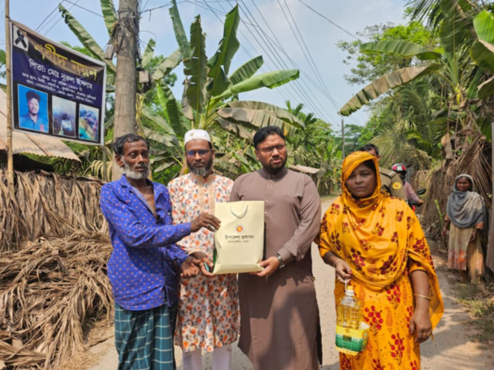 জুলাই গণঅভ্যুত্থানে শহীদের কবর জিয়ারত ও পরিবারের সাথে ঈদ শুভেচ্ছা বিনিময় করলেন ইউএনও