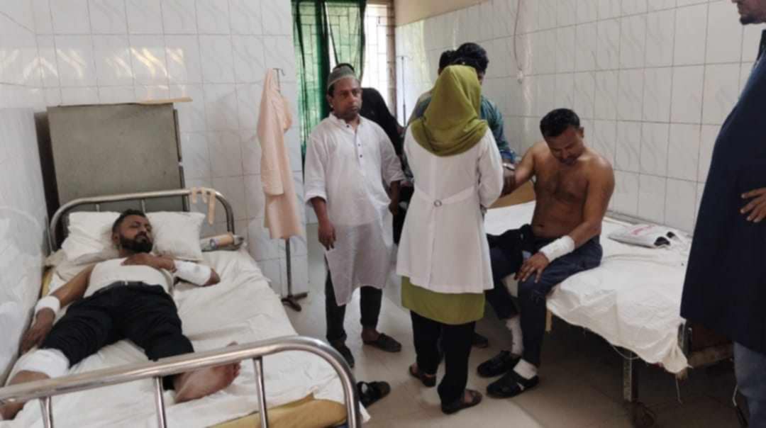 ভোলায় সংবাদ সংগ্রহের সময় অতর্কিত হামলায় ২ সাংবাদিক আহত ২