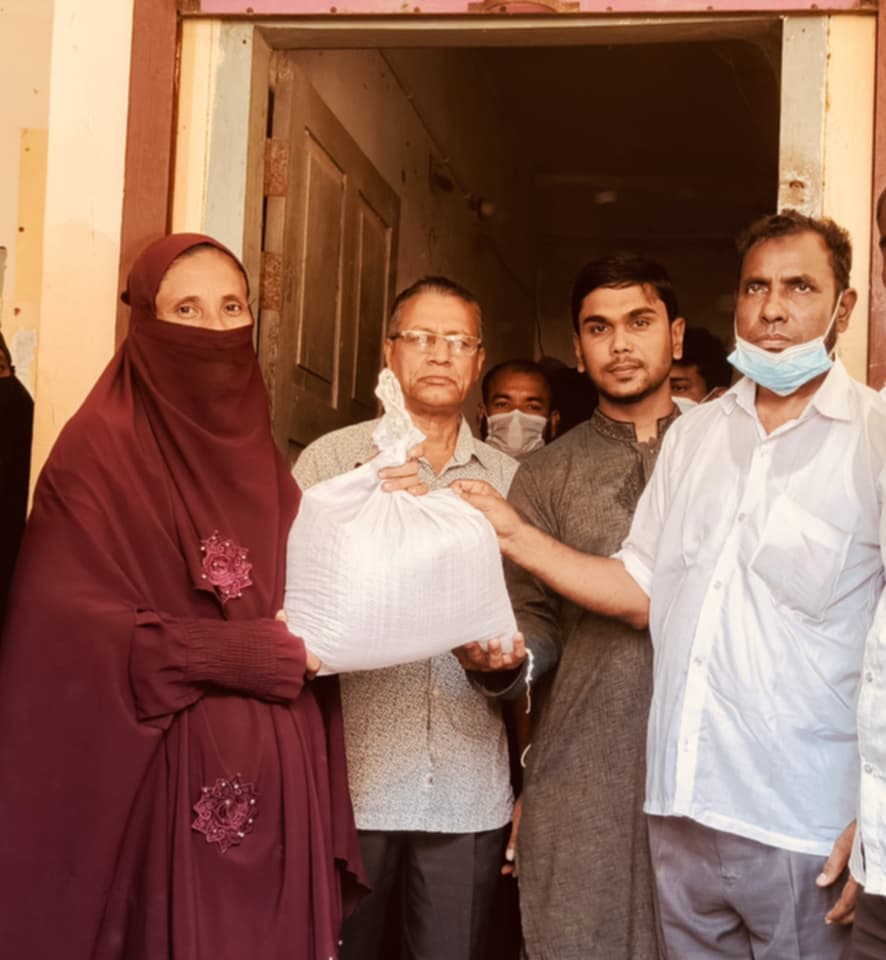 বোরহানউদ্দিনে পবিত্র ঈদুল ফিতর উপলক্ষে দরিদ্র জনগোষ্ঠীর মাঝে বিনামূল্যে ভিজিএফ’র চাল বিতরণ