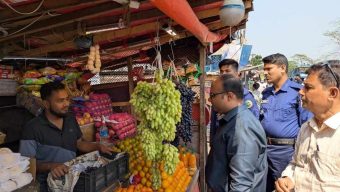 বাকেরগঞ্জে ৬ ফল ব্যবসায়ীকে জরিমানা করেছে ভ্রাম্যমান আদালত