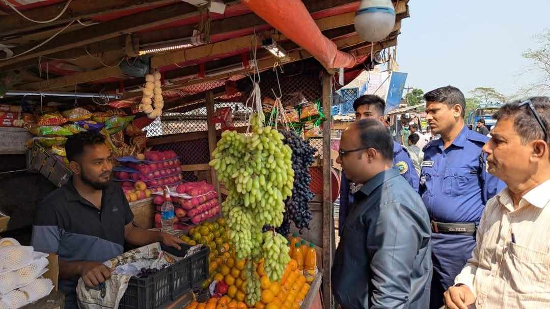 বাকেরগঞ্জে ৬ ফল ব্যবসায়ীকে জরিমানা করেছে ভ্রাম্যমান আদালত