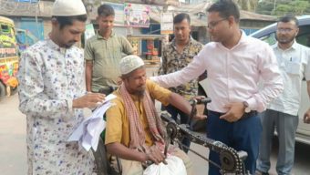 বোরহানউদ্দিনে বেদে পল্লীসহ প্রতিটি ঘরে ঈদ উপহার পৌছে দিলেন পৌর প্রশাসক