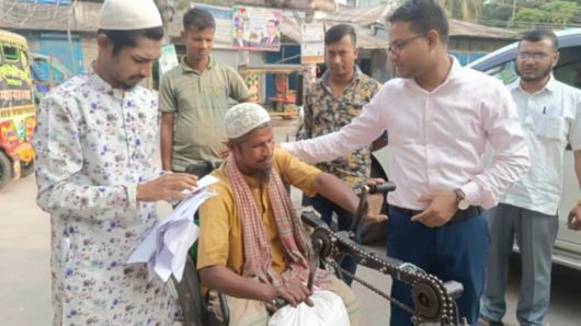 বোরহানউদ্দিনে বেদে পল্লীসহ প্রতিটি ঘরে ঈদ উপহার পৌছে দিলেন পৌর প্রশাসক