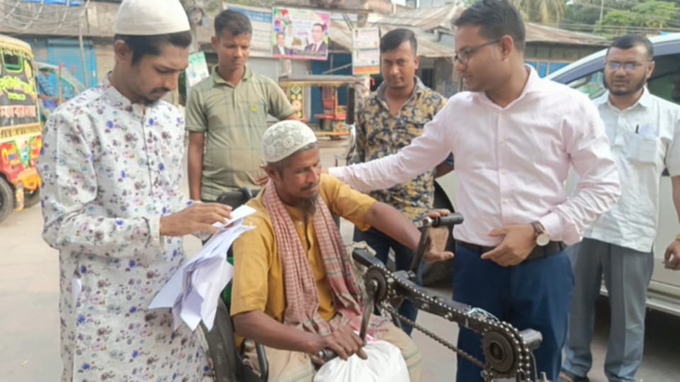 বোরহানউদ্দিনে বেদে পল্লীসহ প্রতিটি ঘরে ঈদ উপহার পৌছে দিলেন পৌর প্রশাসক