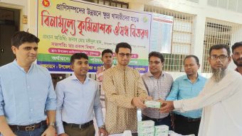 টুঙ্গিপাড়ায় খামারীদের মাঝে বিনামূল্যে কৃমিনাশক ঔষধ বিতরণ