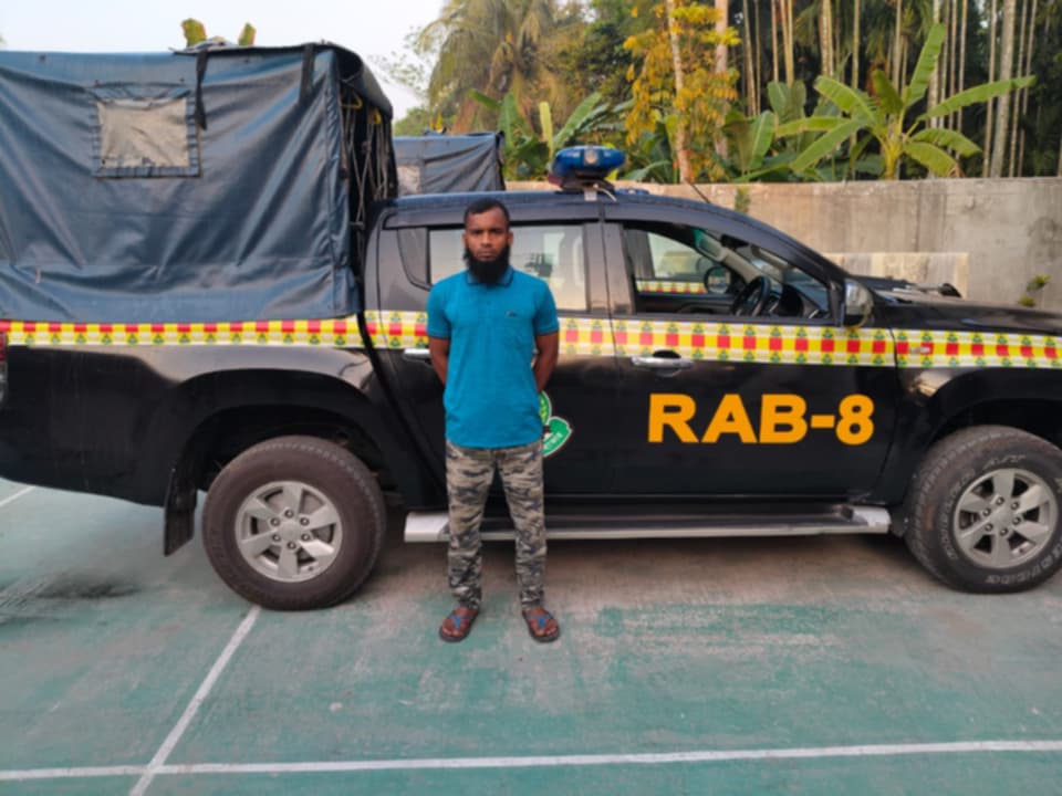 ভোলায় র‌্যাবের হাতে হত্যা চেষ্টা মামলার পলাতক আসামি গ্রেফতার