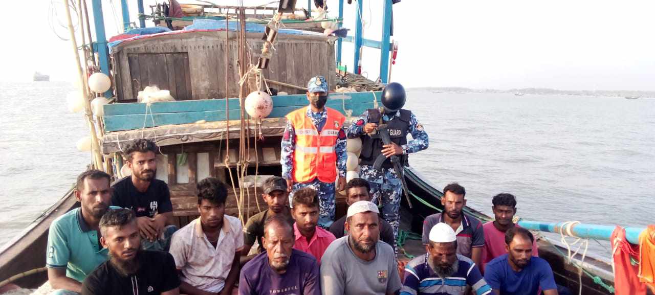 ৪ দিন ধরে সমুদ্রে ভাসতে থাকা ১৩ জেলেকে উদ্ধার করেছে কোস্ট গার্ড পশ্চিম জোন।