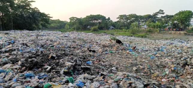 গলাচিপায় উন্মুক্ত ময়লার ভাগাড়, চলাচলে দুর্ভোগ