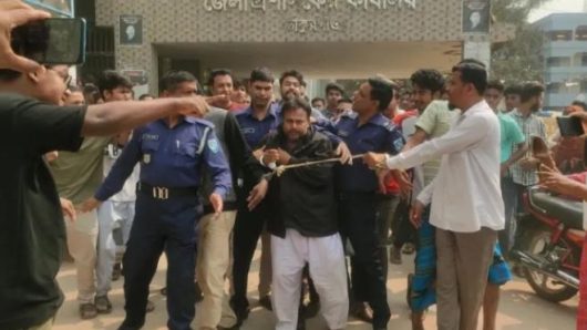 ধর্ষক কে গণধোলাই জেল হাজতে পাঠালেন বিচারক