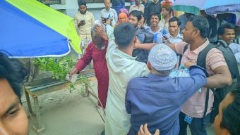 রংপুরের আদালত প্রাঙ্গনে গনমাধ্যম কর্মীদের উপর  হামলা, ক্যামেরা ভাংচুর : আহত-৮