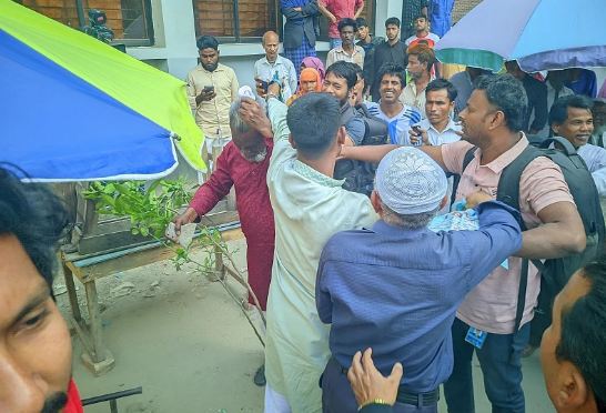 রংপুরের আদালত প্রাঙ্গনে গনমাধ্যম কর্মীদের উপর  হামলা, ক্যামেরা ভাংচুর : আহত-৮