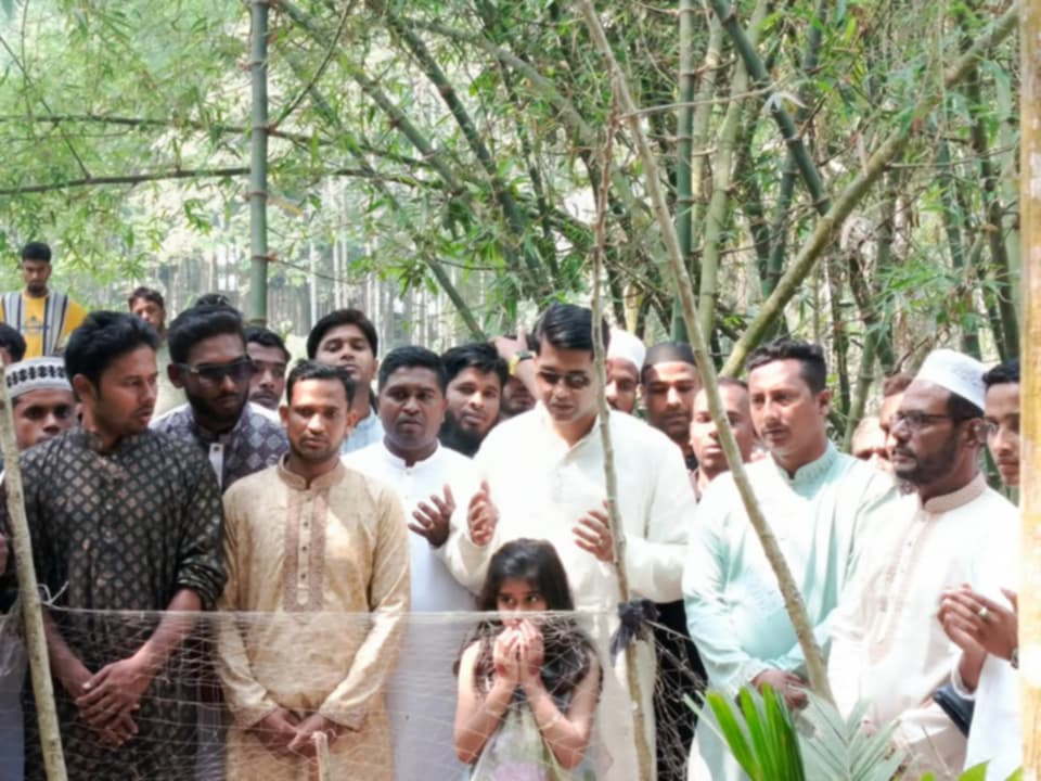 জু্লাই গণঅভ্যুত্থানে শহীদের কবর জিয়ারত ও পরিবারের সাথে ঈদ শুভেচ্ছা বিনিময় করলেন মারুফ ইব্রাহিম  আকাশ