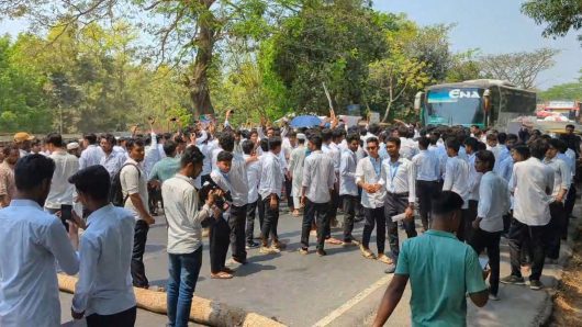 গোপালগঞ্জে ৬ দফা বাস্তবায়নের দাবীতে পলিটেকনিক শিক্ষার্থীদের মহাসড়ক অবরোধ