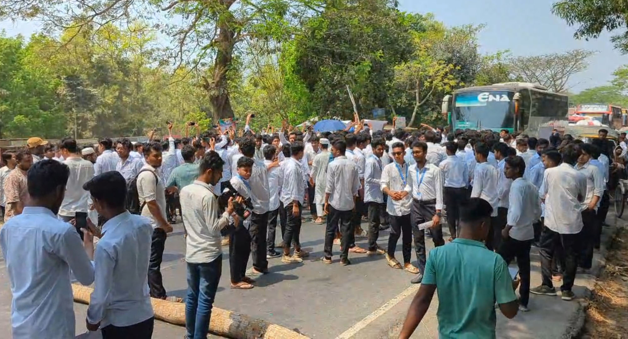 গোপালগঞ্জে ৬ দফা বাস্তবায়নের দাবীতে পলিটেকনিক শিক্ষার্থীদের মহাসড়ক অবরোধ