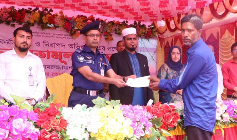 গোপালগঞ্জে বৈদেশিক কর্মসংস্থান ও নিরাপদ অভিবাসনের লক্ষ্যে সচেতনতামূলক সভা, ক্ষতিগ্রস্থ পরিবারকে অর্থিক অনুদান