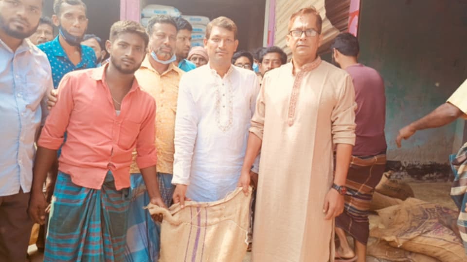 বোরহানউদ্দিনে দেউলা ইউনিয়নে জেলেদের মাঝে বিনামূল্যে ভিজিএফ’র চাল বিতরণ