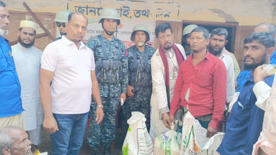বোরহানউদ্দিনে টগবি ইউনিয়নে জেলেদের মাঝে বিনামূল্যে ভিজিএফ’র চাল বিতরণ