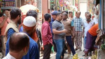 বোরহানউদ্দিনে বেদে পল্লীসহ প্রতিটি ঘরে ঈদ উপহার পৌছে দিলেন পৌর প্রশাসক