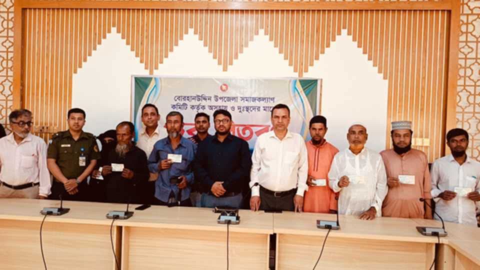 বোরহানউদ্দিনে অসহায়-দুস্থদের মাঝে চেক বিতরণ করলেন ইউএনও