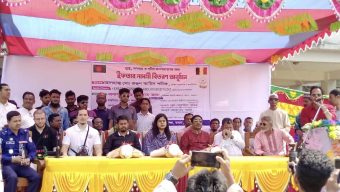 অসহায় ও দুঃস্হদের মাঝে ইফতার সামগ্রী বিতরণ
