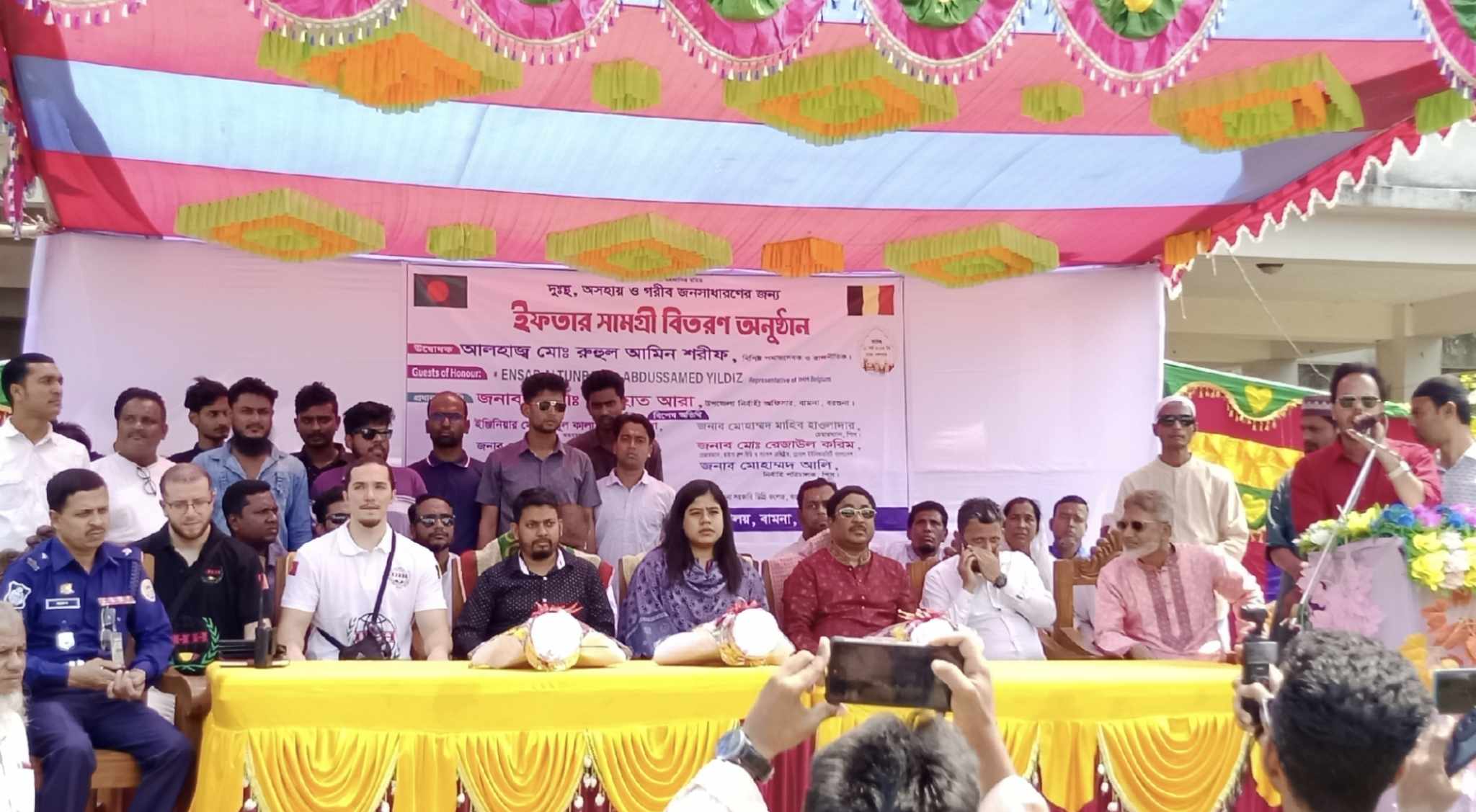 অসহায় ও দুঃস্হদের মাঝে ইফতার সামগ্রী বিতরণ