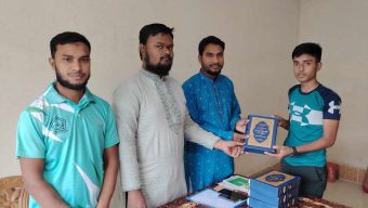 ছাত্রশিবিরের কর্মীদের চারিত্রিক মান উন্নয়নে  ছাত্রশিবিরের কর্মীদের মাঝে   পবিত্র  কুরআন বিতরণ