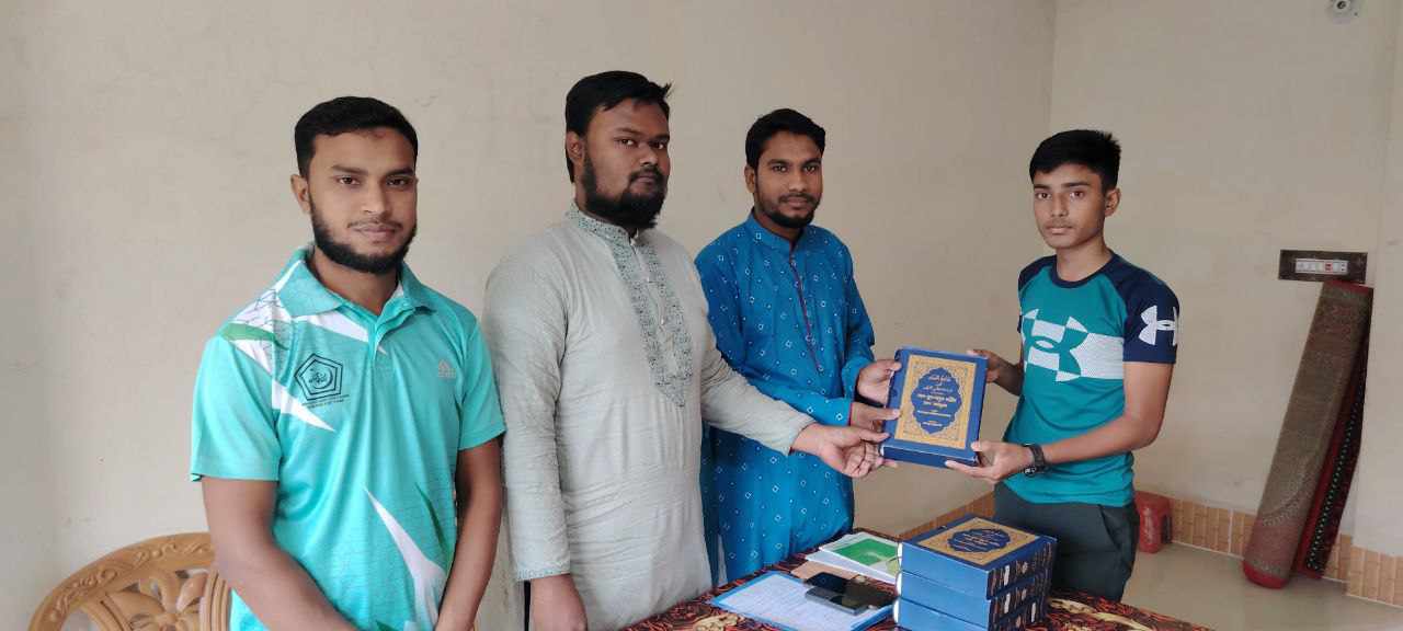 ছাত্রশিবিরের কর্মীদের চারিত্রিক মান উন্নয়নে  ছাত্রশিবিরের কর্মীদের মাঝে   পবিত্র  কুরআন বিতরণ