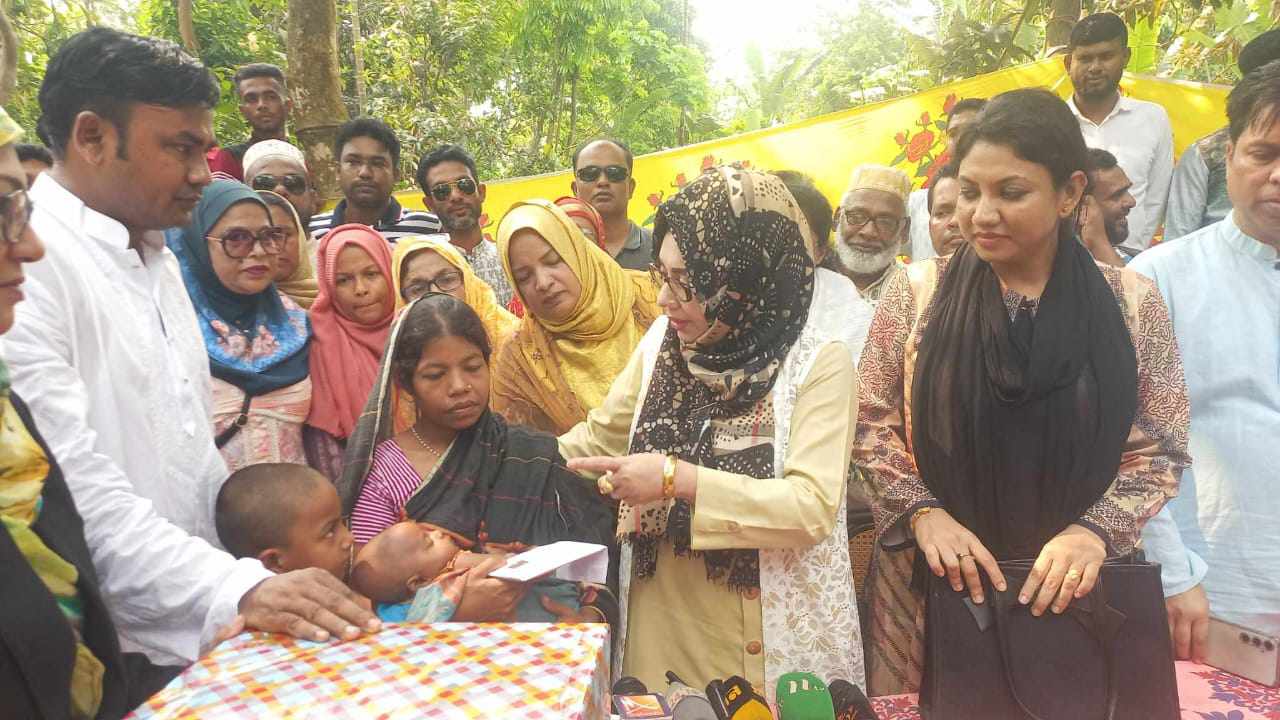 ধর্ষণ মামলার পরে বাবা খুন”  ভুক্তভোগী পরিবারে কেন্দ্রিয় মহিলা বিএনপি’র সভানেত্রী আফরোজা আব্বাস