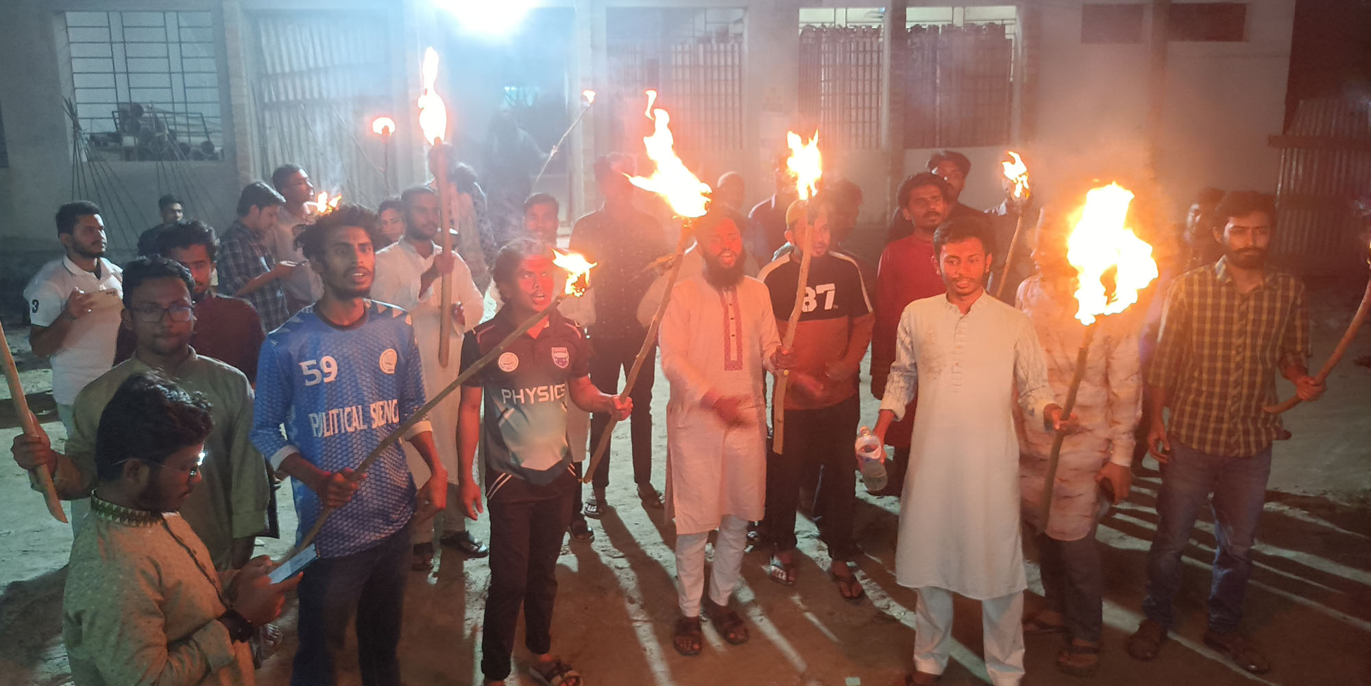 নারী ধর্ষণ-নিপীড়নের প্রতিবাদে ও ধর্ষকদের শাস্তির দাবীতে গোপালগঞ্জে মশাল মিছিল