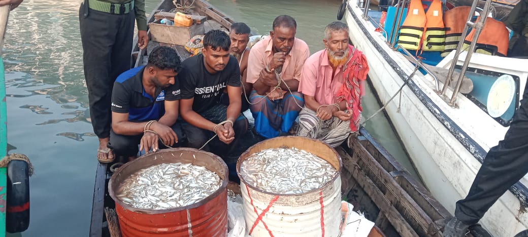 মেঘনায় জাটকা অভিযানে হামলা  : ৫ জন আটক