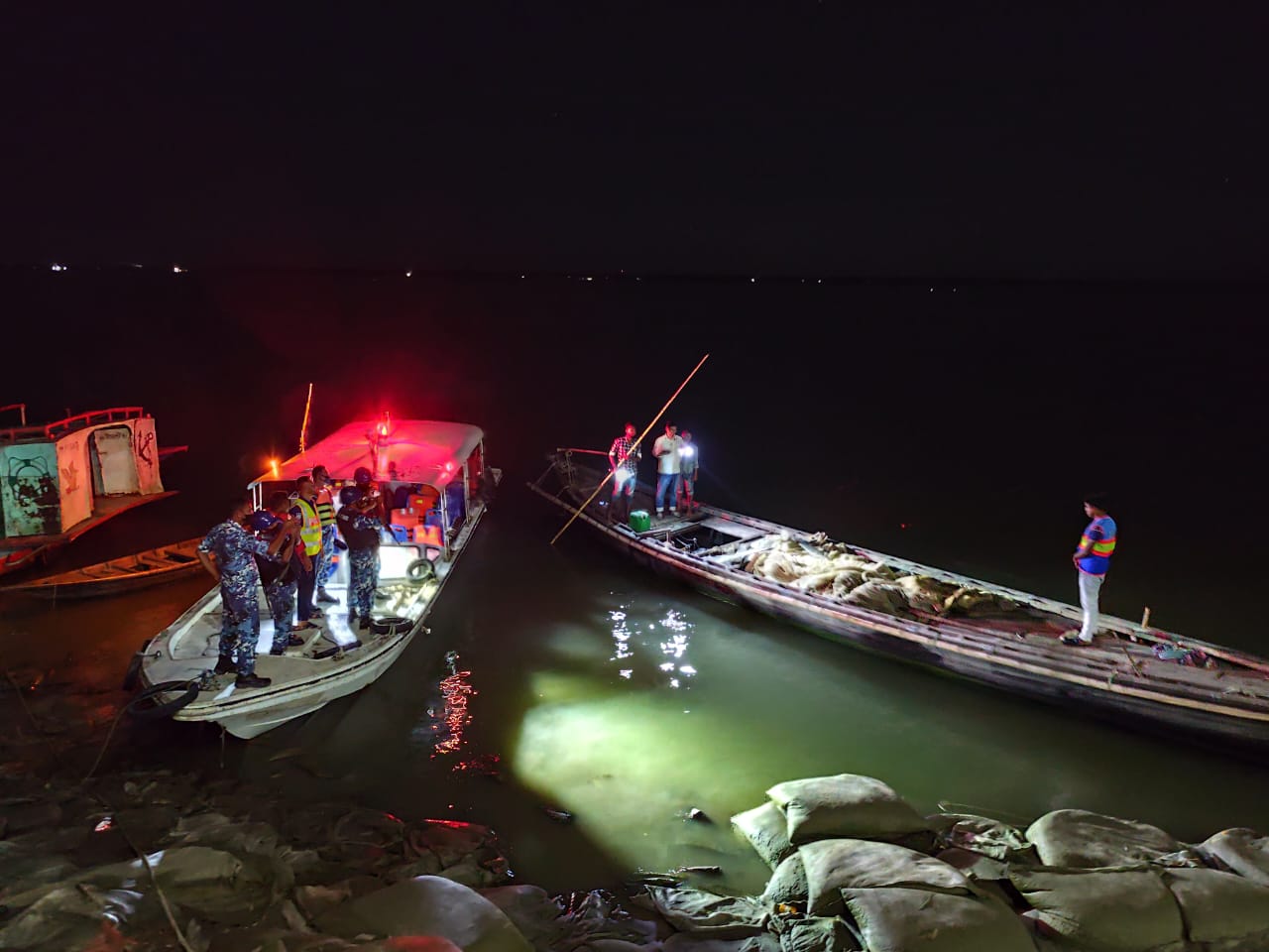জাটকা বিরোধী অভিযানে কোস্টগার্ডের উপর হামলা : ফাঁকা গুলি বর্ষণ