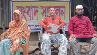 বাকেরগঞ্জে ইট ভাটা দখলে নেয়ায় হুইল চেয়ারে ভুক্তভোগীর সংবাদ সম্মেলন