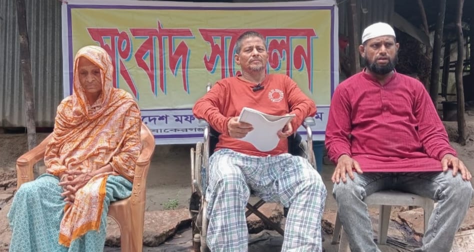 বাকেরগঞ্জে ইট ভাটা দখলে নেয়ায় হুইল চেয়ারে ভুক্তভোগীর সংবাদ সম্মেলন