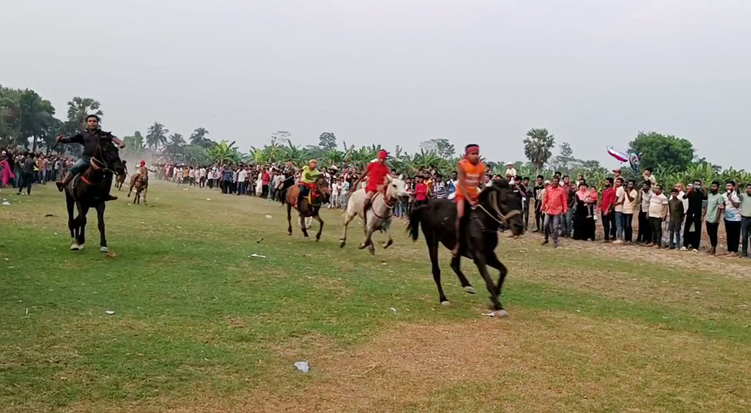 গোপালগঞ্জে অনুষ্ঠিত হলো গ্রাম বাংলার ঐতিহ্যবাহী ঘোড়দৌড় প্রতিযোগীতা
