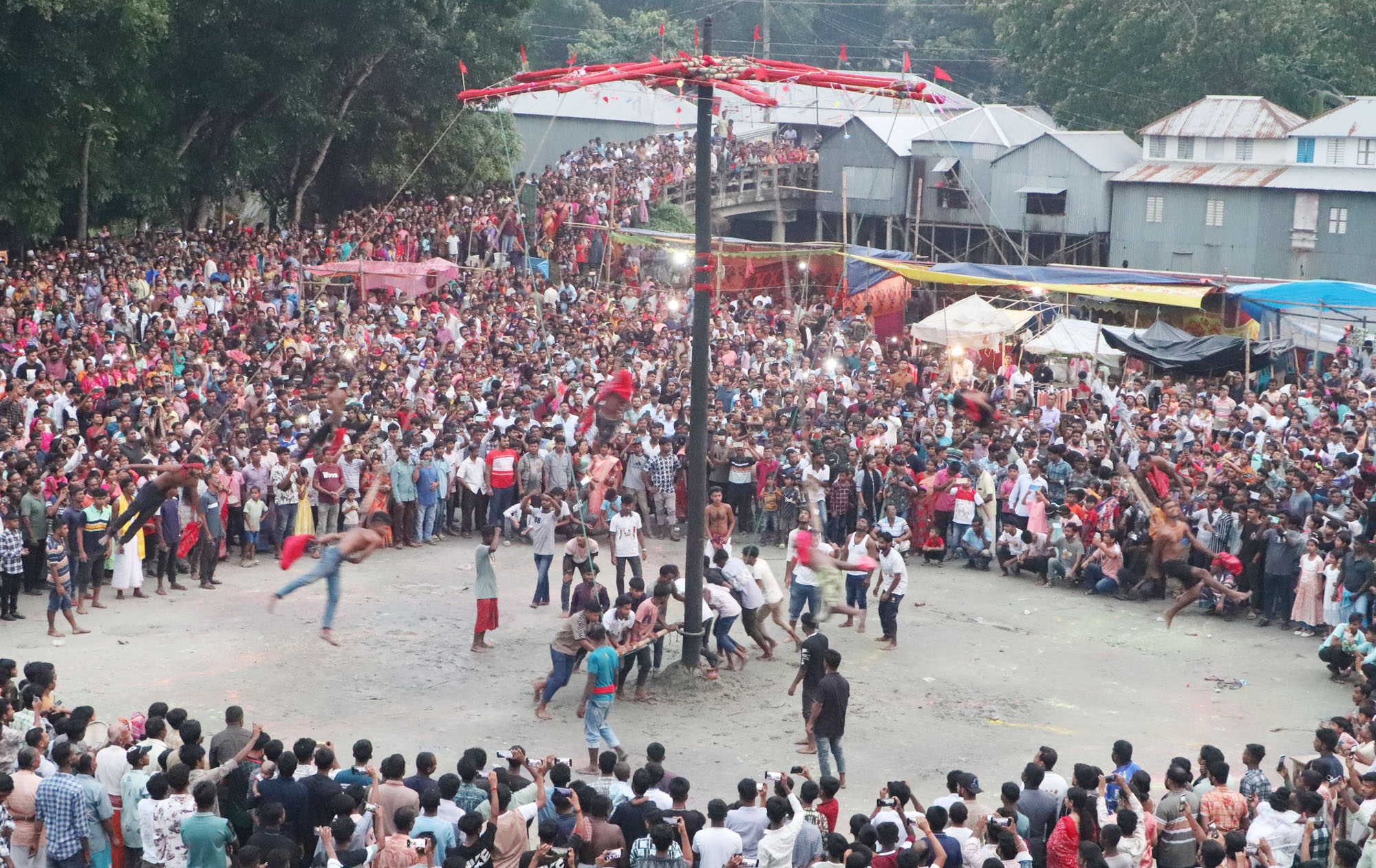 গোপালগঞ্জে অনুষ্ঠিত হলো শত বছরের পুরোনো ঐতিহ্যবাহী চড়ক চড়ক ঘুল্লী