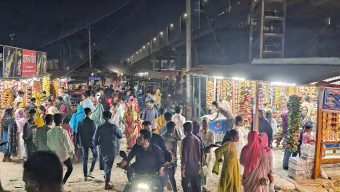 পায়রার পাড়ে হাজারো দর্শনার্থীদের ভীড়। 