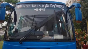 যবিপ্রবিতে সক্রিয় তেল চুরির সিন্ডিকেট, হাতেনাতে ধরা 	১০-১২ বছর ধরে চলছে নিয়মিত তেল চুরি 	প্রতি লিটার বিক্রি হয় ৯০ টাকা দরে