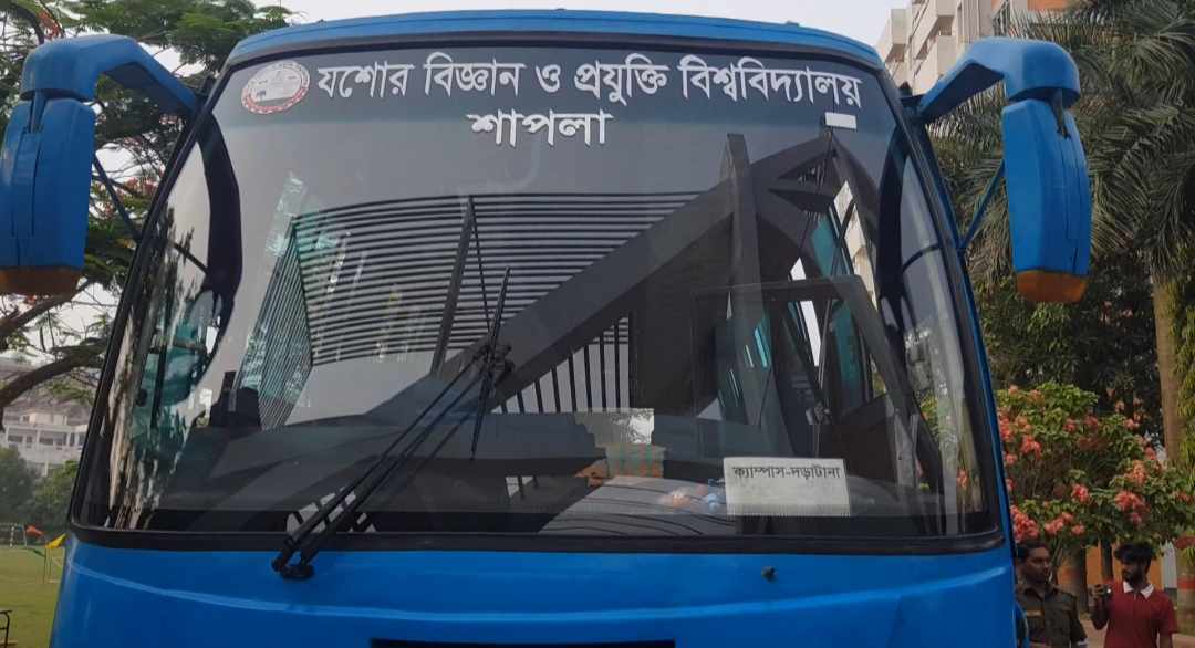 যবিপ্রবিতে সক্রিয় তেল চুরির সিন্ডিকেট, হাতেনাতে ধরা 	১০-১২ বছর ধরে চলছে নিয়মিত তেল চুরি 	প্রতি লিটার বিক্রি হয় ৯০ টাকা দরে