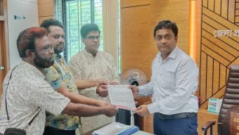 জাতীয় গণমাধ্যম সপ্তাহের রাষ্ট্রীয় স্বীকৃতির দাবিতে স্মারকলিপি প্রদান