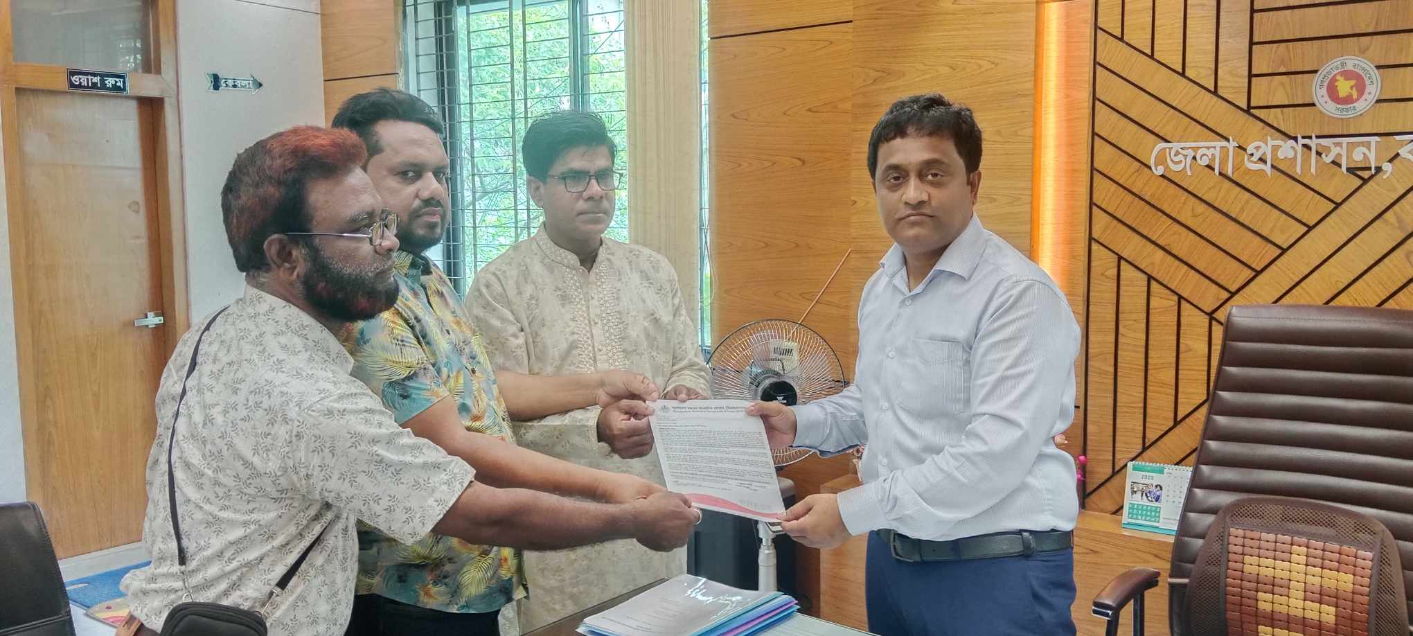 জাতীয় গণমাধ্যম সপ্তাহের রাষ্ট্রীয় স্বীকৃতির দাবিতে স্মারকলিপি প্রদান