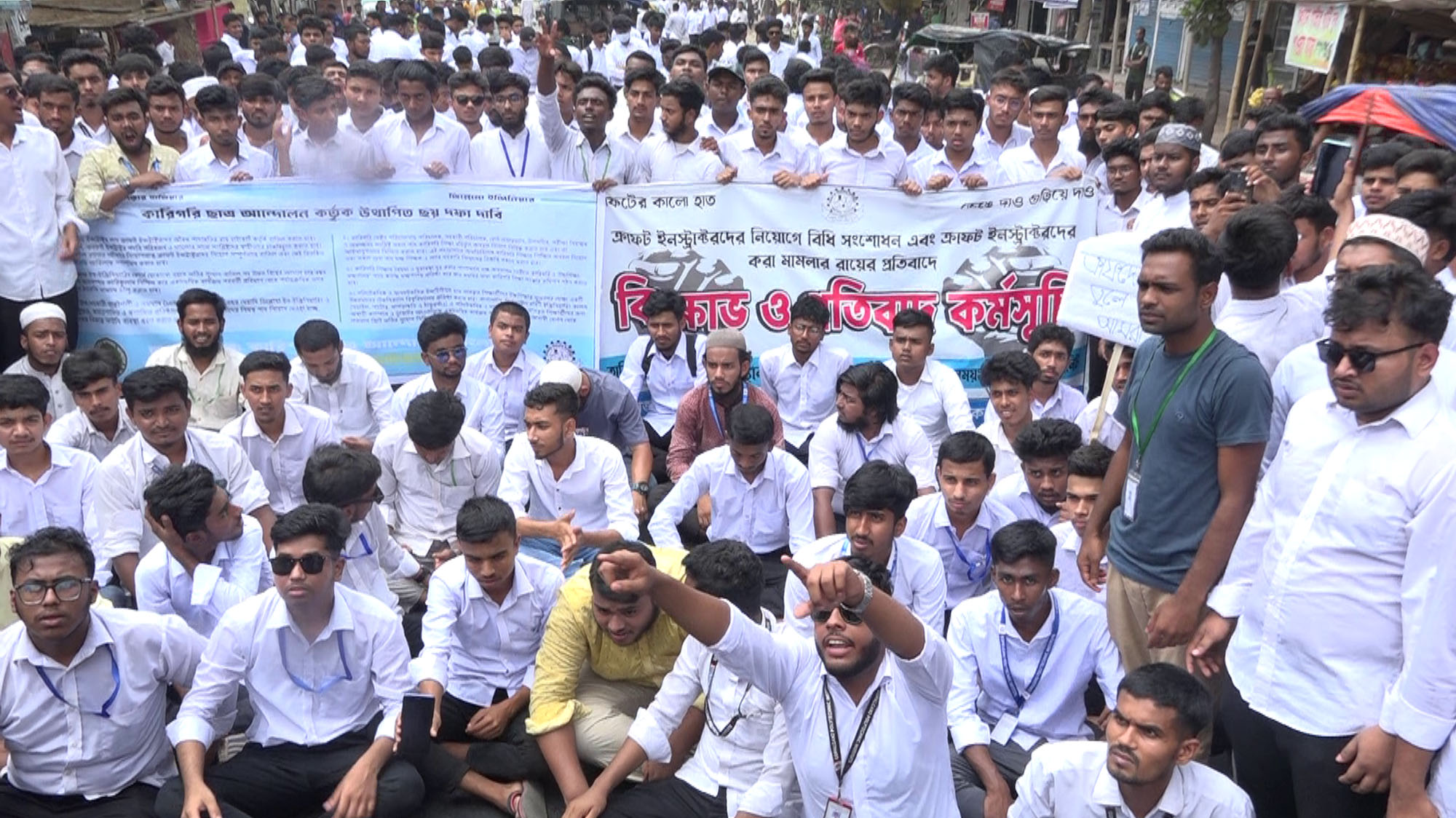 ৬ দফা দাবী আদায়ে গোপালগঞ্জে মহাসড়ক অবরোধ করে পলিটেকনিকের শিক্ষার্থীদের আন্দোলন