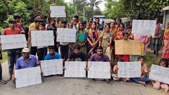 ইউপি সদস্যের পদত্যাগের দাবিতে সড়ক অবরোধ করে বিক্ষোভ