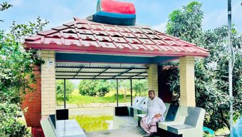 আ’লীগ ছাড়ার ঘোষণা দিয়ে নৌকা ভাস্কর্য ভেঙ্গে ফেললেন ইউনিয়ন সভাপতি