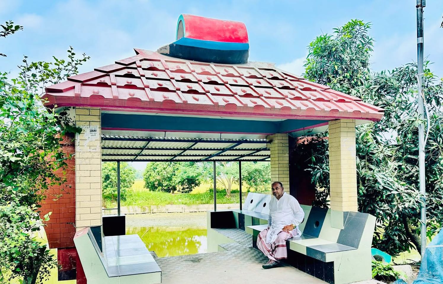আ’লীগ ছাড়ার ঘোষণা দিয়ে নৌকা ভাস্কর্য ভেঙ্গে ফেললেন ইউনিয়ন সভাপতি