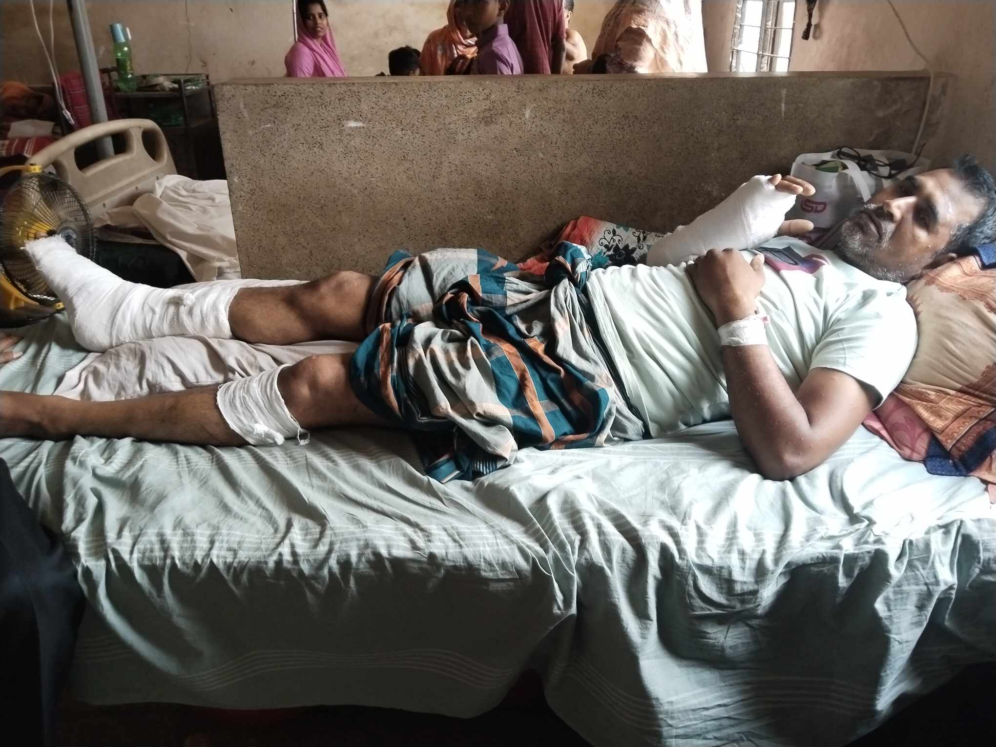 বরিশালে গৌরনদীতে পূর্ব পরিকল্পিত  হামলায় বিএনপির ৬ নেতাকর্মী আহত