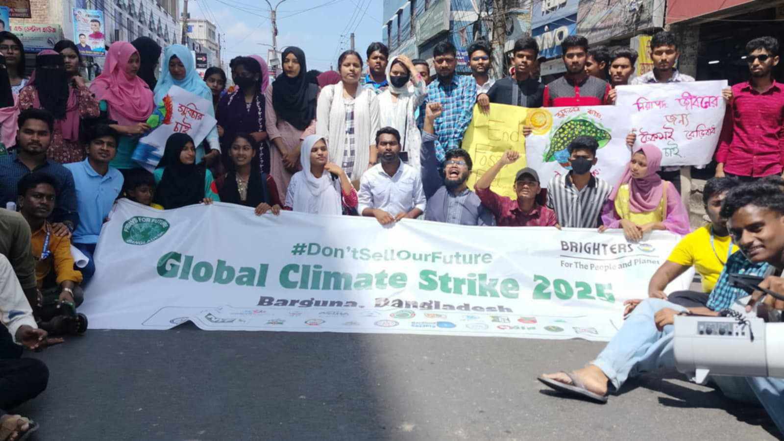 বরগুনায় জলবায়ু ন্যায়বিচার দাবিতে তরুণদের ২২ সংগঠনের ধর্মঘট