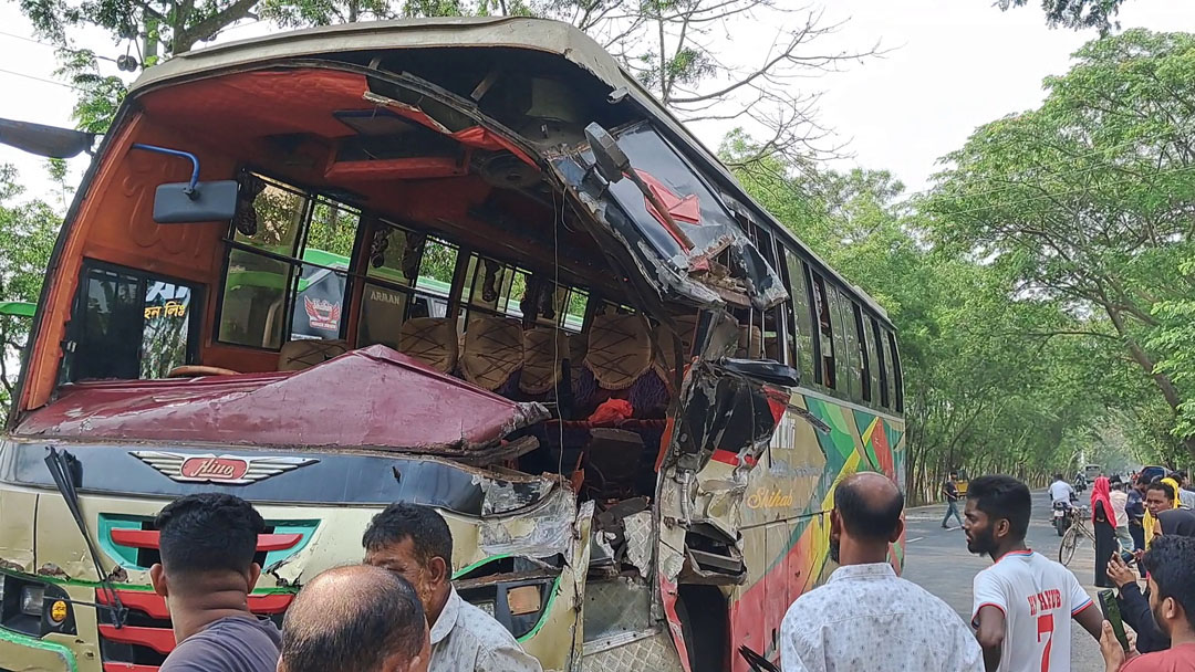 গোপালগঞ্জে আলাদা সড়ক দূর্ঘটনায় ২৫ যাত্রী আহত
