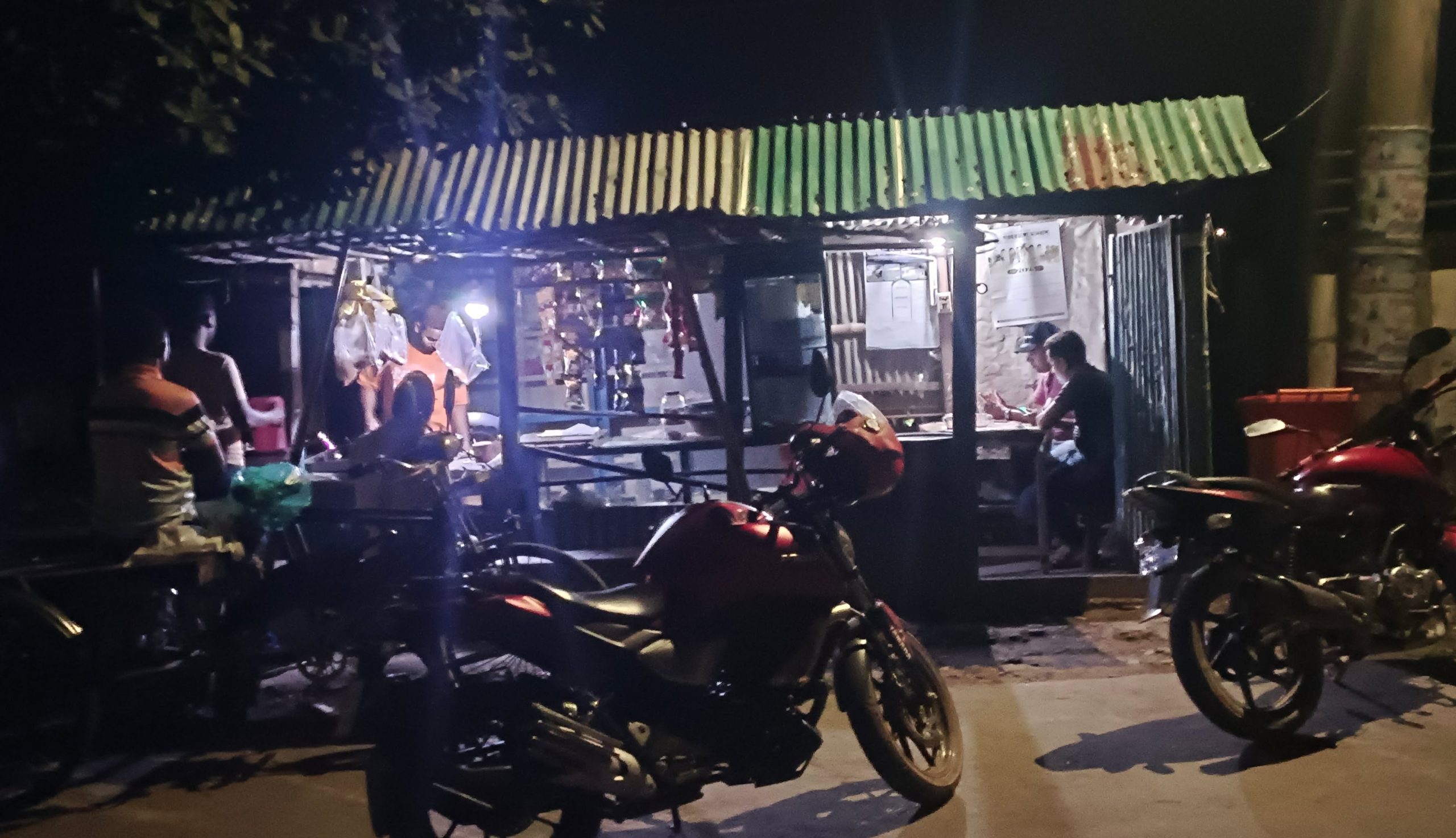 টুঙ্গিপাড়ায় থানার পাশের দোকানেই চুরি, জানেই না ওসি