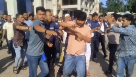 ভোলায় ব্যবসায়ীর মৃত্যু,দায়িত্ব অবহেলার অভিযোগে চিকিৎসককের উপর বিক্ষুদ্ধ জনতার হামলা