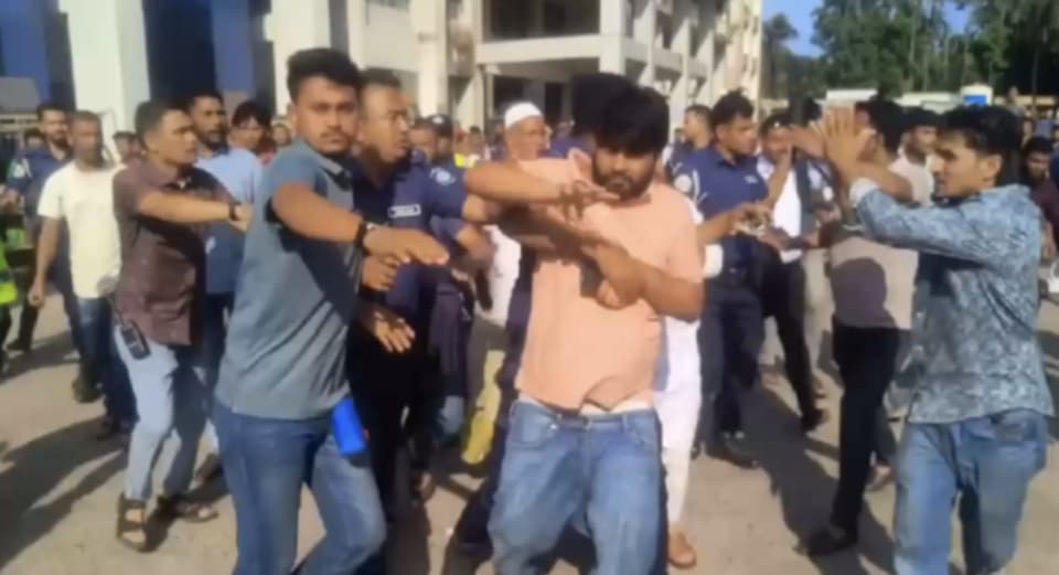ভোলায় ব্যবসায়ীর মৃত্যু,দায়িত্ব অবহেলার অভিযোগে চিকিৎসককের উপর বিক্ষুদ্ধ জনতার হামলা